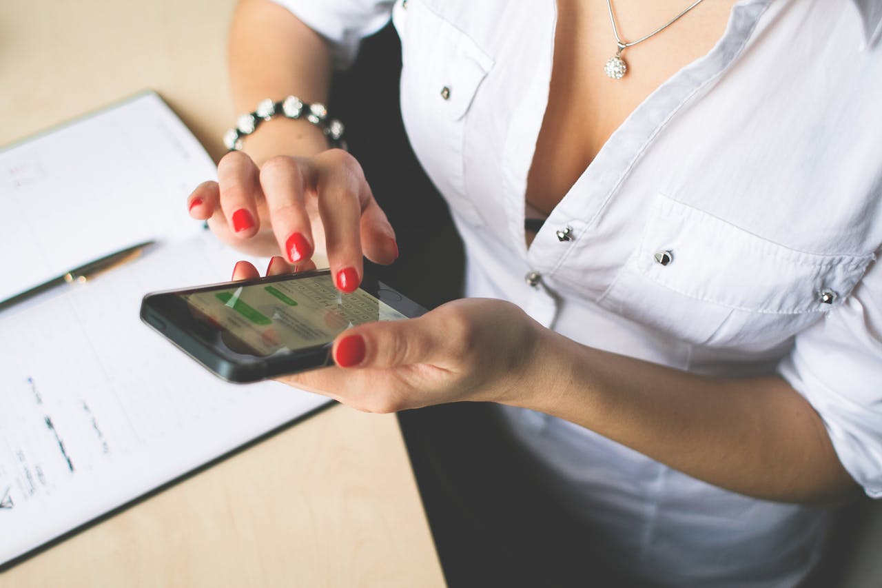 Mulher respondendo mensagem ausência de whatsapp