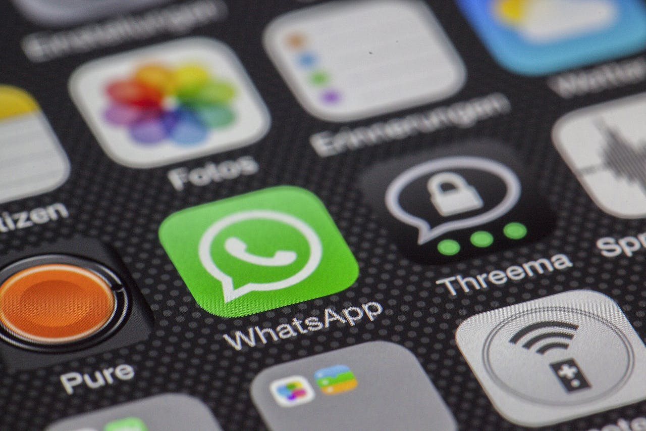 mulher resolvendo resposta automática de whatsapp