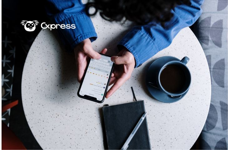 Pessoa usando o celular para atendimento via WhatsApp empresarial