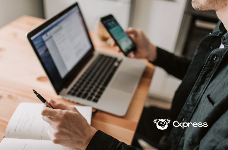 Profissional gerenciando atendimento ao cliente pelo WhatsApp e computador simultaneamente