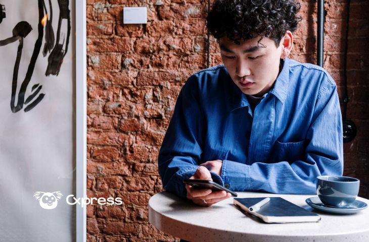 Empreendedor configurando chatbot no WhatsApp pelo celular em ambiente de trabalho informal