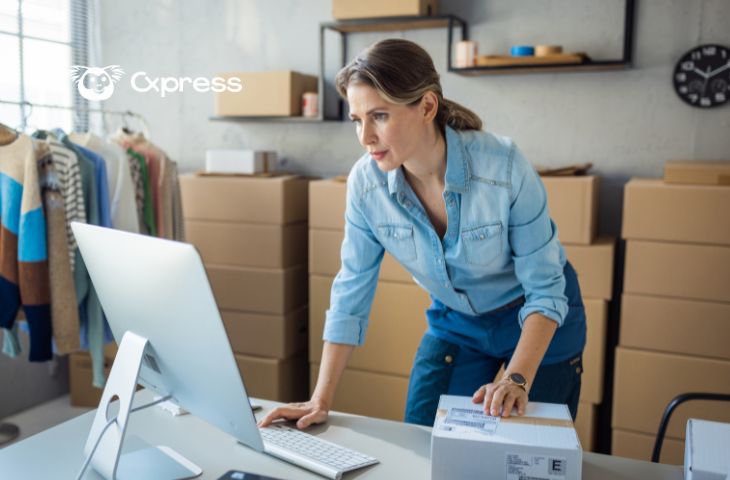 Empreendedora de pequena empresa gerenciando pedidos e atendimento ao cliente no computador
