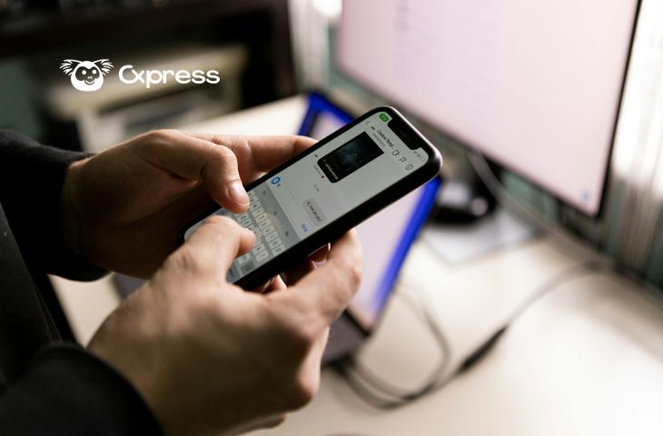 Profissional usando WhatsApp empresarial com api oficial no celular para atendimento ao cliente