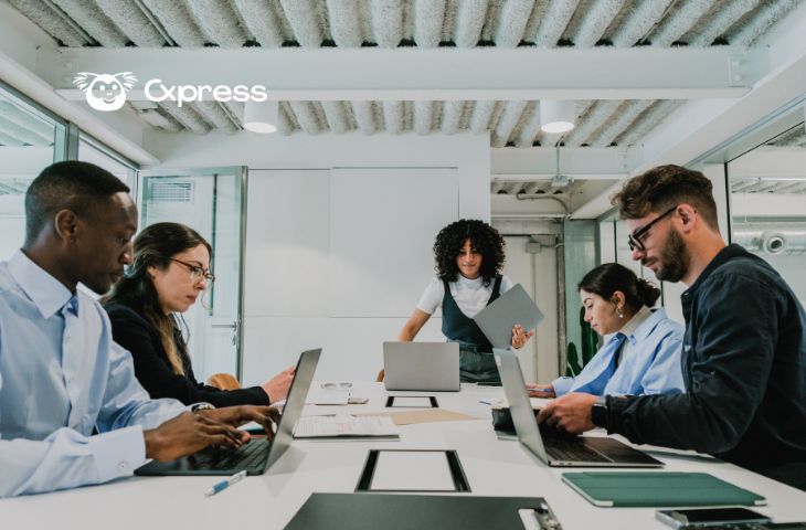 Equipe de atendimento usando suite WhatsApp empresarial em dispositivos móveis