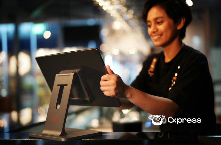 Atendente usando plataforma de múltiplos usuários no WhatsApp pelo computador