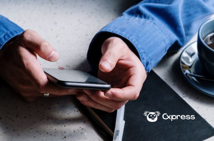 Como fazer bot no WhatsApp com IA: Pessoa configurando bot com inteligência artificial no WhatsApp pelo celular