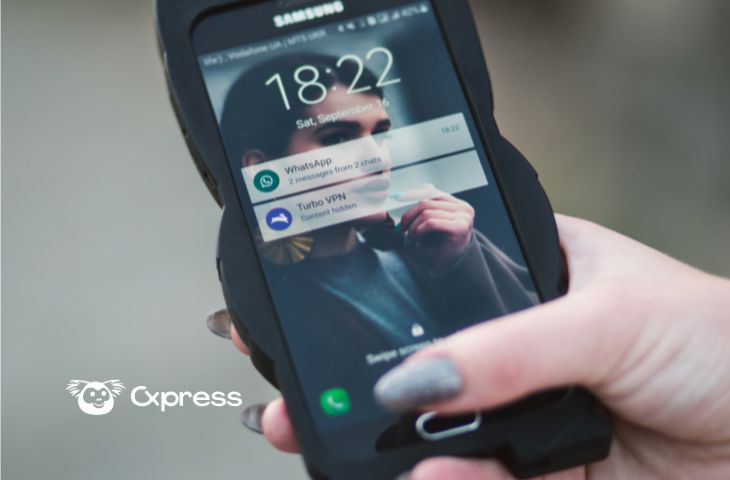 Pessoa usando chatbots no WhatsApp para atendimento ao cliente pelo celular
