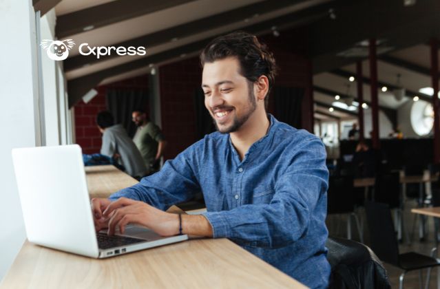 Homem sorrindo usando notebook para gerenciar CRM para WhatsApp