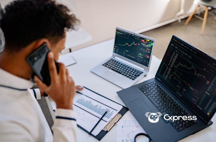 Profissional analisando dados de CRM x CXM em dois notebooks