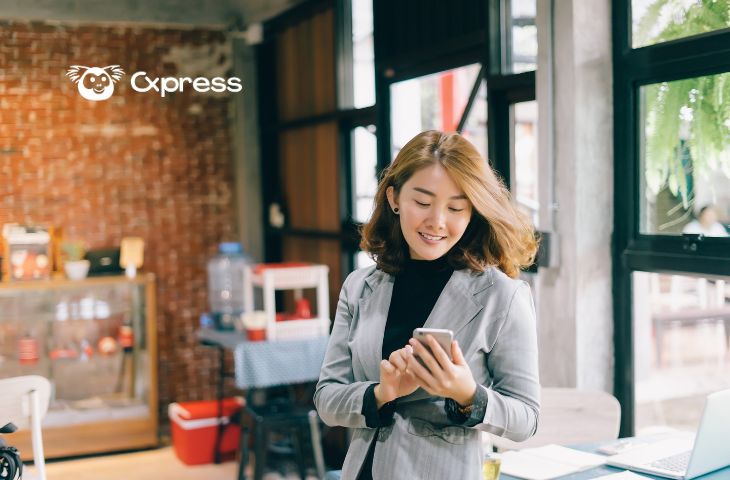 Executiva usando celular para gerenciar engajamento omnicanal com clientes