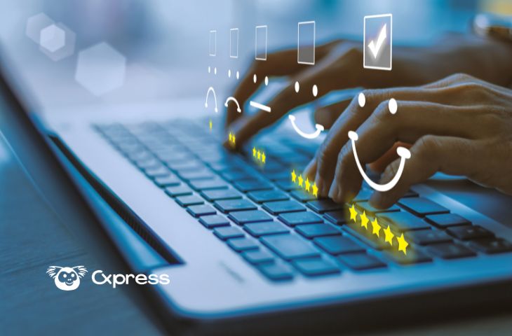 Gestão da experiência do cliente: Notebook exibindo indicadores de satisfação do cliente com emojis positivos