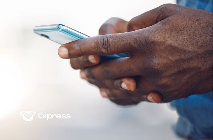 Homem usando o celular para conversar com o melhor chatbot para WhatsApp
