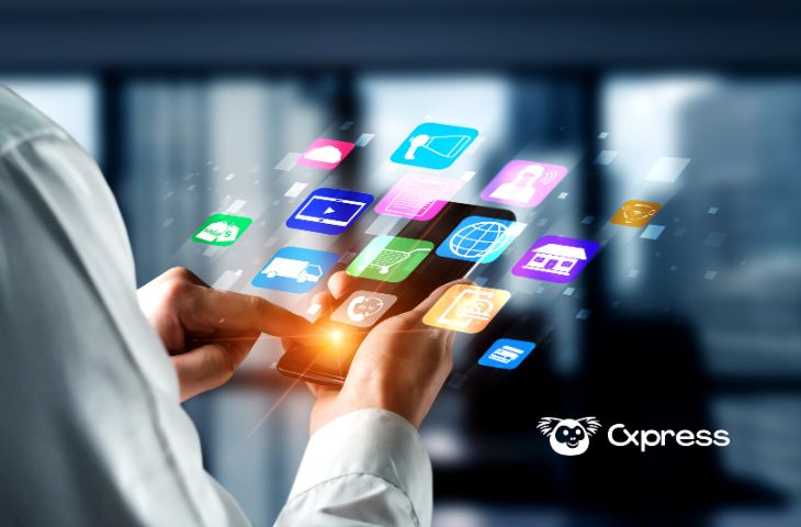 Omnicanal: Pessoa usando celular com ícones de aplicativos de múltiplos canais digitais