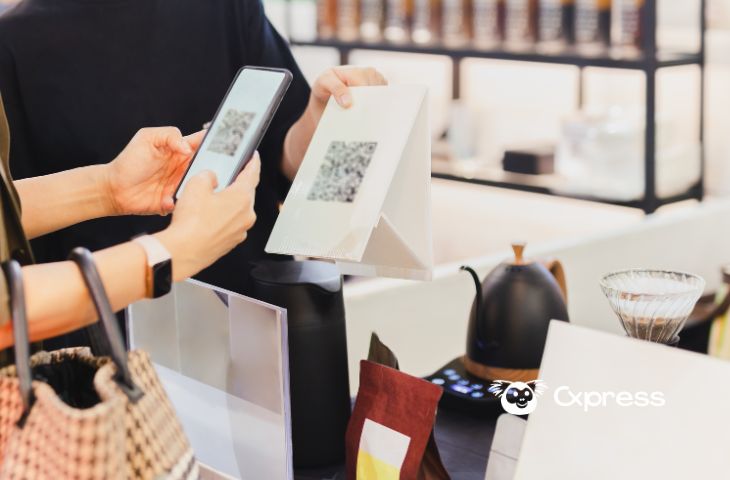 Display com QR Code do Whatsapp Business no balcão do caixa de uma loja, ao lado da máquina registradora