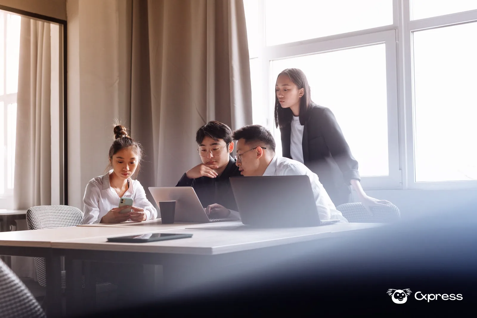 Equipe de suporte analisando conversas no notebook e no celular em uma operação de varejo