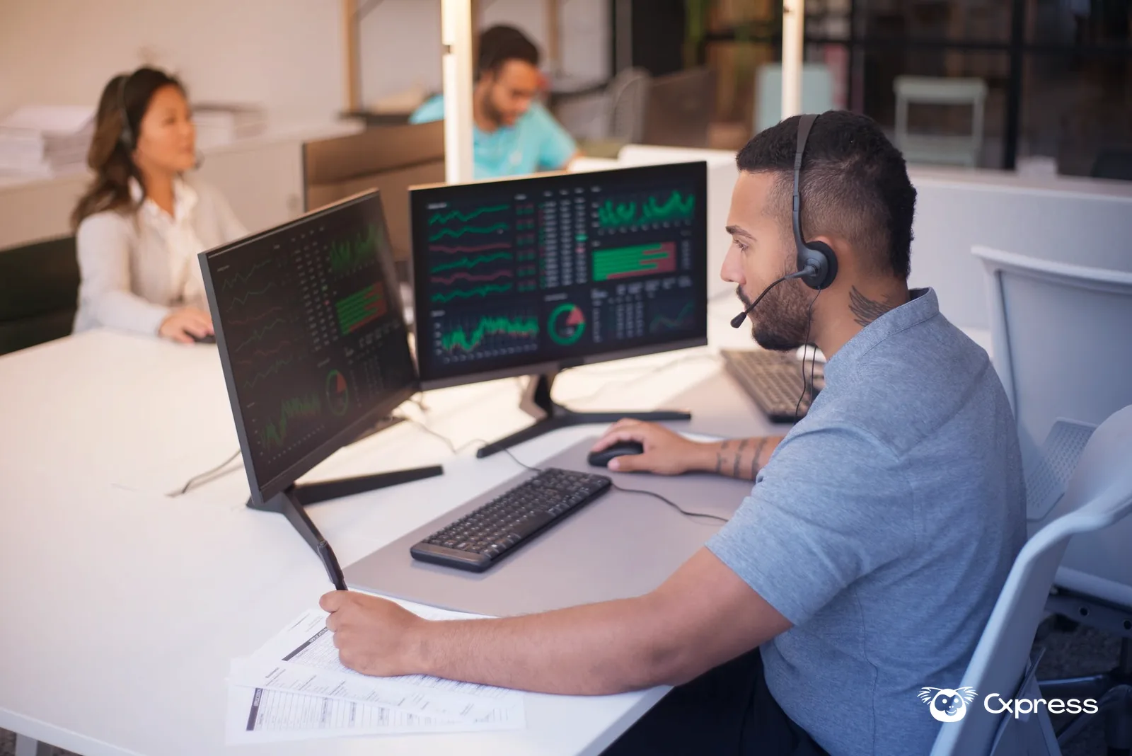 Equipe de atendimento analisando chamados em um dashboard para identificar relatos de falso atendente bancário