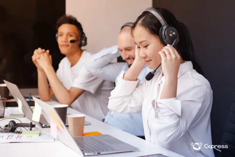 Equipe de atendimento ao cliente usando notebooks e headsets para acompanhar demandas em vários canais durante a Black Friday